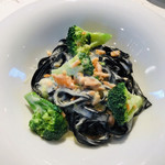 ル パークス - 手打ちイカ墨入りパスタ サーモンとクリームソース