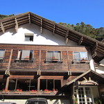 あしたの森 - 青空に映えるペンション。