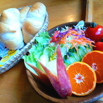 あしたの森 - （朝食）サラダ、林檎うさぎ付き。