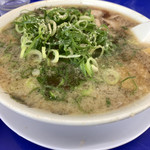 Rairai Tei - ラーメン（硬さ普通、濃いさ普通、脂普通、チャーシュー赤身、ねぎ多目、一味忘れてた！）