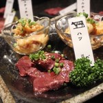 Tokorozawa Gyuuyakiniku Bekosuke - 見澤牛希少部位含むホルモン3種盛合せ。
      当日のお勧め部位をご提供