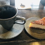 喫茶カルメル堂 - 深煎りブレンドと、チーズケーキ。