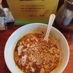 浜堂ラーメン - スープにおにぎりを投入して、レンゲで崩した直後