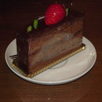 シェ・アオタニ - 苺がきれい!チョコレートケーキ(名称不詳)