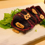 すしざんまい - クジラのタタキ  ニンニクチップを添えて生姜醤油でいただく