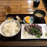 市場のめし屋 浜ちゃん - 市場のめし屋 浜ちゃん（鰹のタタキ定食）