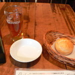 Bistro ひつじや - 最初にオイル用の小皿とパンが出てきました。パンはサービスだそうです。