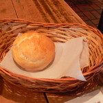 Bistro ひつじや - 外側はカリッ、中はもちもちの美味しいパンでした。もう一個欲しかったなぁ。