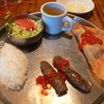 Bistro ひつじや - 料理はプレートに乗って来ました。