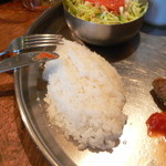 Bistro ひつじや - ご飯は小盛り、でもお代わり自由で、お願いするとお櫃が来るそうです。今回はデフォルトで済ませました。