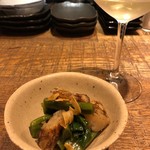 OLMO - つるむらさきとタコをスパイシーに和えたもの。お通し。翌日は全く違う品だった