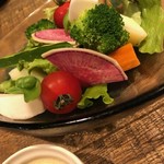 OLMO - 定番のバーニャカウダ。野菜の種類も多く、美味しかった