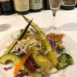 レヴァン ド アロッソ - いろんな野菜のサラダ。ありきたりな野菜だけでない点を評価
