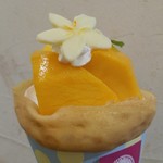 クレープリー チロル - プルメリア（？）のお花はホワイトチョコ