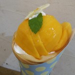 クレープリー チロル - これ以上、乗っかりませんってくらいマンゴーびっしり。