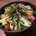 マグロ専門居酒屋 新魚濱 - マグロ専門居酒屋 新魚濱 新横浜店(しんうおはま)(神奈川県横浜市港北区新横浜)海鮮サラダ 880円