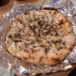 チャンドラ・スルヤ - 料理写真:チーズナン