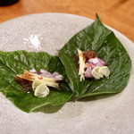 酒とタイ料理 ピッサヌローク - こしょうの葉のスナック（ミャンカム）