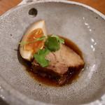 酒とタイ料理 ピッサヌローク - ムーパロー（黒豚のタイ式角煮）