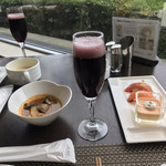 Chef's Live Kitchen - ランチビッフェ５１２６円。一休のプランで、乾杯ドリンク付きです。ノンアルコールカクテルを希望しました。ご説明では「グレープフルーツ」でしたが、どう見ても、どう味わっても葡萄ですσ(^_^;)