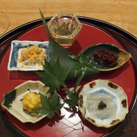 日本料理 太月 - 八寸：ラトビアキャビアにキス、渡り蟹胡麻酢、じゅんさい、コーン天ぷら、たこ、白魚