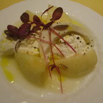 スタジオーネ フルッティフィカーレ - プラッターチーズと白桃のカプレーゼサラダ