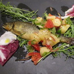 スタジオーネ フルッティフィカーレ - 、鮎のコンフィに桃・トマト・茗荷ほかのマリネ