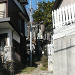 山角 - この階段を上がったらお店があります