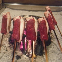 柳家 - 焼いている最中の蝦夷鹿肉