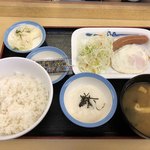 松屋 - 今朝は松屋半田店に。ソーセージエッグ定食400円で選べる小鉢はところで。