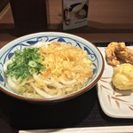 Marugame Seimen - かけうどん 大＋かしわ天＋半熟玉子天♡  
                        もちろん揚げ玉とネギはブチまけろ！  #BCMKR!  とばかりにのせる。