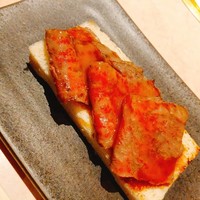 焼肉 銀座コバウ 特別室 - 炙りユッケ② ～ 焼いたパンの上に乗せて