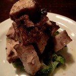 ビーボ デイリースタンド - 「赤ワインで煮込んだ鶏肉とブロッコリーのサラダ」：驚くほどしっとり、もっちりと弾力のある鶏肉♪