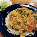 Aroi - 鶏肉のココナッツカレーパスタです　ランチはサラダ・デザート付