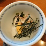 手打そば 尾沼 - (2019年7月　訪問)おろしそばの汁には玉子焼きの薄切り付き。