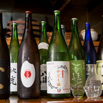 Izakaya Zakuro - 人気の銘柄に加え、冬は新酒、夏は夏酒、秋にかけてはひやおろしなど、その時々のおすすめをご提供します。