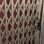 111727143 - 手動で閉めてロックするエレベーター