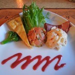 「前菜の盛り合わせ（ツナのキッシュ、ロミロミサーモン、パスタサラダ、サラミソーセージ）」