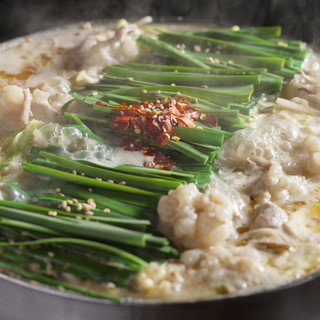 [Hakata Motsu-nabe (Offal hotpot)] Rich miso soaks into the plump offal