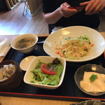 スタイリッシュチャイナ 神 - 家内の紅ズワイ蟹とレタスのチャーハン