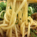 Udonnoten - ☆うどんと中華麺の中間的な麺、白く丸みのある細めの麺で、つるりとしてます。辛い汁の絡みもほどほど、故にズルズル啜れます♪