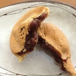 阿闍梨餅本舗 京菓子司 満月 - モッチリした皮に包まれた大納言小豆の餡