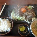 Jyujyuyaki nikukamashokudou - ご飯も！うどんも！付いてる❗