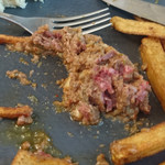 La Cave De L'Avenue - 『Tartare de boeuf, frites, salade』