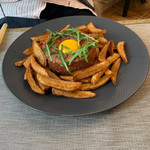 La Cave De L'Avenue - 『Tartare de boeuf, frites, salade』