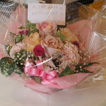 横浜家系ラーメン みさきや - お花(誰が贈ったのでしょう、わかりますよね)