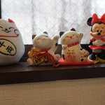 横浜家系ラーメン みさきや - 窓の招き猫とミニーちゃん