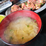 味源 - 定食のお肉と味噌汁