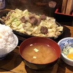Hakata Teppanyaki Niku Domannaka - 焼肉+めし