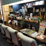 四季のおもてなし 兼八 - 何かと賑やかなカウンター席